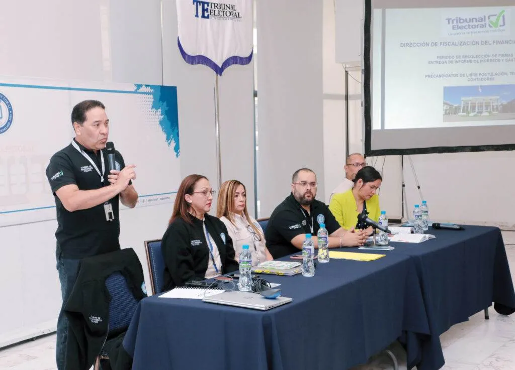 Capacitación realizada por un equipo técnico del Tribunal Electoral sobre el financiamiento público electoral.