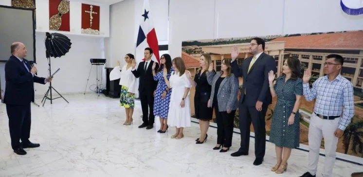 JNE-Junta Nacional de Escrutinio-juramentación Los integrantes de la Junta Nacional de Escrutinio proceden de los sectores educativo, bienes raíces, sindicatos de trabajadores, jurídico, empresarial, innovación, tecnología, juventud y debate, y administración de negocios.