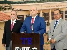 El Pleno del Tribunal Electoral durante la conferencia de prensa brindada hoy en la sede principal de la institución.